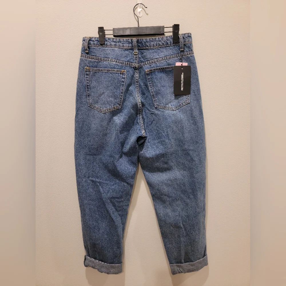 Brand new with tags Pretty Little Thing Mid Blue Knee Rip Mom Jeans Size 12 - Picture 2 of 5